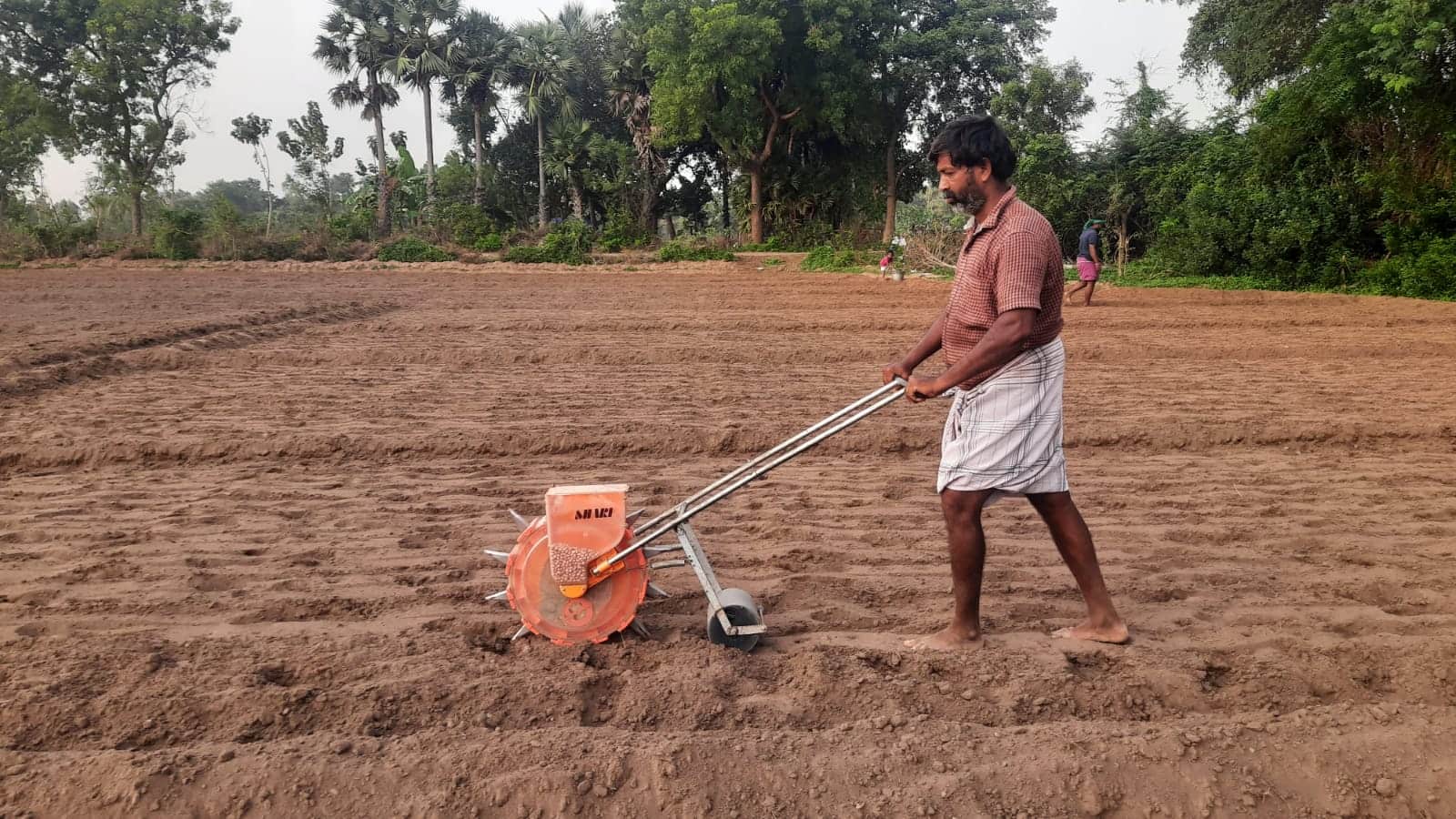 எரிபொருள் இல்லாத நவீன கடலை நடும் இயந்திரத்தை பயன்படுத்தி விவசாயிகள் சாகுபடி பணி