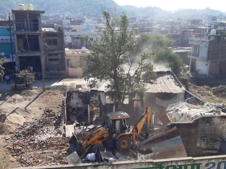 MP Jabalpur Shivraj Singh Chauhan bulldozer ran towards the mafia house Adhartal ANN MP: माफियाओं के घर की तरफ चला शिवराज का बुलडोजर , इस शहर में हुई ताबड़तोड़ कार्रवाई