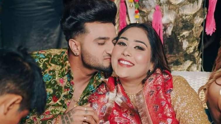 punjabi singer afsana khan gets cosy with husband saajz see their romantic chemistry in latest video Afsana Khan: ਅਫਸਾਨਾ ਖਾਨ ਦਾ ਸਾਜ਼ ਨਾਲ ਰੋਮਾਂਟਿਕ ਅੰਦਾਜ਼, ਪਤੀ ਨੂੰ ਕਿਹਾ- ਬਹੁਤ ਪਿਆਰ ਕਰਤੇ ਹੈਂ ਤੁਮਕੋ ਸਨਮ