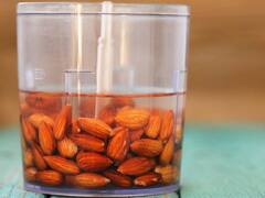 कच्चे बादाम को भिगोकर खाने से क्या सच में होता है फायदा या सिर्फ है अफवाह, जानिए एक्सपर्ट्स की राय