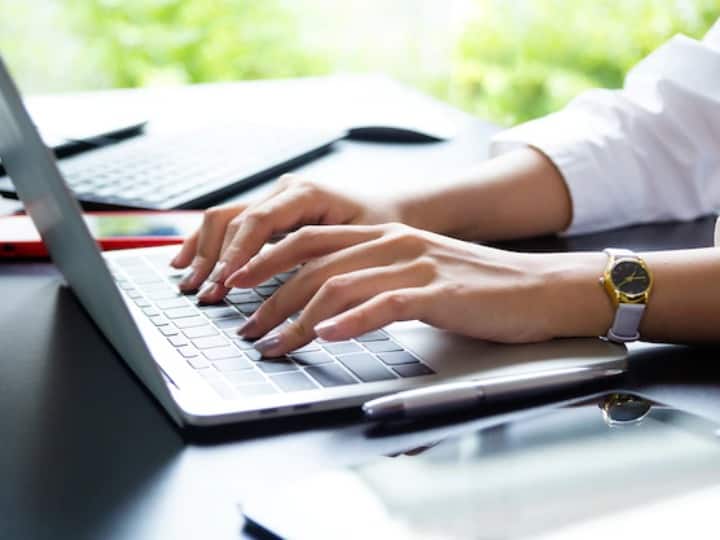 अगर आप पैन कार्ड के लिए आवेदन करते हैं तो आपको कुछ फीस भी भरना होगा. भारतीय के लिए यह फीस 110 रुपये है और कोई विदेशी आवेदन करता है तो उसे 864 रुपये देना होगा, जीएसटी चार्ज अलग से लिया जा सकता है. पेमेंट ऑनलाइन तरीके से किया जा सकता है. नेट बैंकिंग और डेबिट—क्रेडिट कार्ड की मदद से पेमेंट किया जा सकता है. (PC- Freepik)