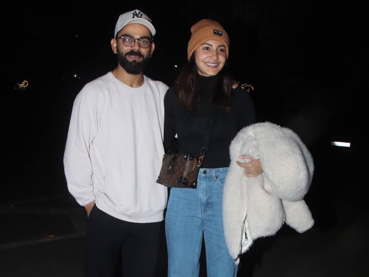 Anushka-Virat Pics: अनुष्का शर्मा और विराट कोहली न्यू ईयर 2023 से पहले मुंबई एयरपोर्ट पर स्पॉट हुए हैं. दोनों के पहनावे को देख माना जा रहा है कि दोनों किसी बर्फीले इलाके के लिए निकले हैं.