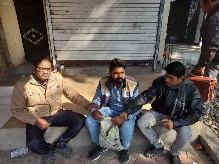 MP Ujjain village secretary demanded  bribe of 60 thousand from farmer Lokayukta police arrested ANN Ujjain: ग्राम सचिव ने खेत को समतल कराने के लिए किसान से मांगी 6 हजार की रिश्वत, लोकायुक्त पुलिस ने किया गिरफ्तार