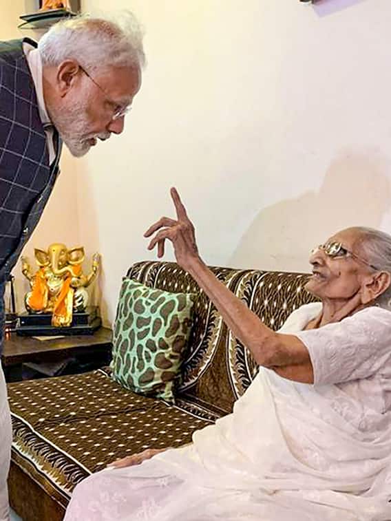 बहुत स्पेशल है पीएम मोदी और उनकी मां का रिश्ता