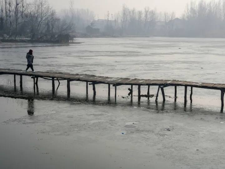 Trending News: Girls taking training in kayaking and canoeing in Kashmir have to break ice