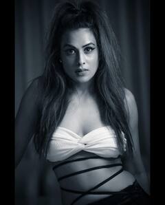 Nia Sharma Pics: क्रॉप टॉप के साथ ब्लैक पेंट पहनकर निया शर्मा ने दिए किलर पोज, ब्लैक एंड व्हाइट लुक ने बढ़ाया इंटरनेट का पारा