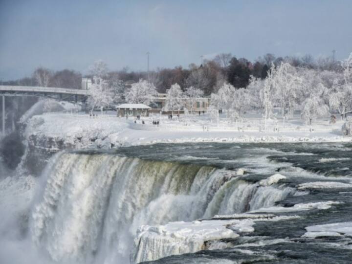 World largest water fall Niagara Falls froze in Bomb Cyclone 2022 know the condition of America बर्फीले तूफान में जम गया नियाग्रा वॉटरफॉल, 10 प्वाइंट्स में जानें अमेरिका का हाल