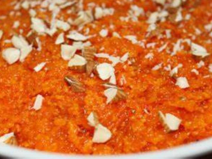 इस झटपट हलवा रेसिपी को बनाने के लिए सबसे पहले कद्दू को धोकर छील लें. एक ब्लेंडर में कद्दू को ब्लेंड करें और एक स्मूथ पेस्ट बना लें.