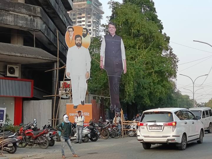 या कटआऊटमध्ये मुख्यमंत्री एकनाथ शिंदे यांच्या कटआऊटचा आकार लहान आहे, मात्र त्याला बेस आहे. तर उपमुख्यमंत्री देवेंद्र फडणवीस यांच्या कटआऊटला सपोर्ट आणि उंची देण्यासाठी काही बांबू जोडण्यात आले आहेत. हा कटआऊट प्रशासनाकडून लावण्यात आला आहे की स्थानिक कार्यकर्त्यांकडून याची माहिती नाही, मात्र मुख्यमंत्री एकनाथ शिंदे यांच्या कटआऊटच्या खाली श्रीकांत शिंदे आणि किरण पांडव यांची नावे आहेत. श्रीकांत शिंदे हे मुख्यमंत्र्यांचे चिरंजीव आहेत तर किरण पांडव हे बाळासाहेबांच्या शिवसेनेच्या युवासेनेचे पदाधिकारी आहेत. या कटआऊटला महापालिकेला परवानगी आहे का याची माहिती द्यायला पालिका अधिकाऱ्यांनी असमर्थता दर्शवली.