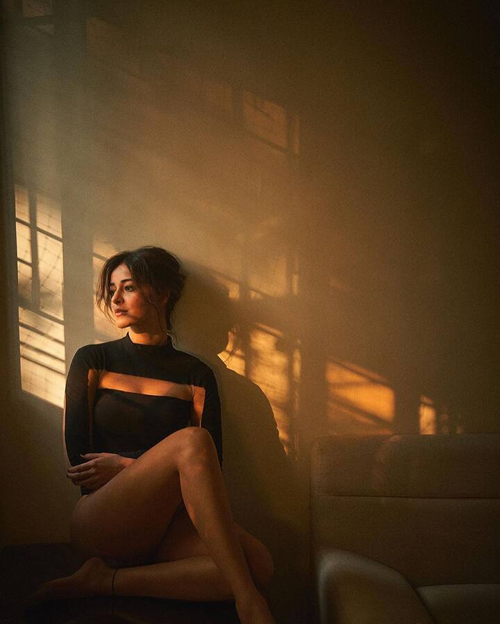 సోషల్ మీడియాలో తాజాగా ఈ ముద్దుగుమ్మ షేర్ చేసిన ఫోటోస్ వైరల్ అవుతున్నాయి.  Image Credit: Ananya Panday/ Instagram