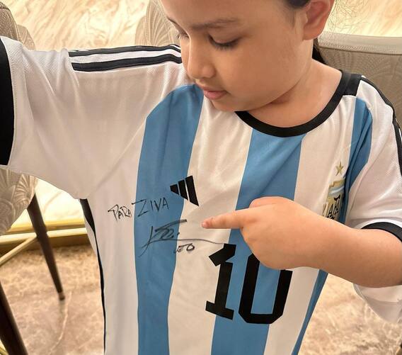 Ziva Dhoni: धोनीच्या लेकीकडे मेस्सीनं साईन केलेली जर्सी; पाहा फोटो