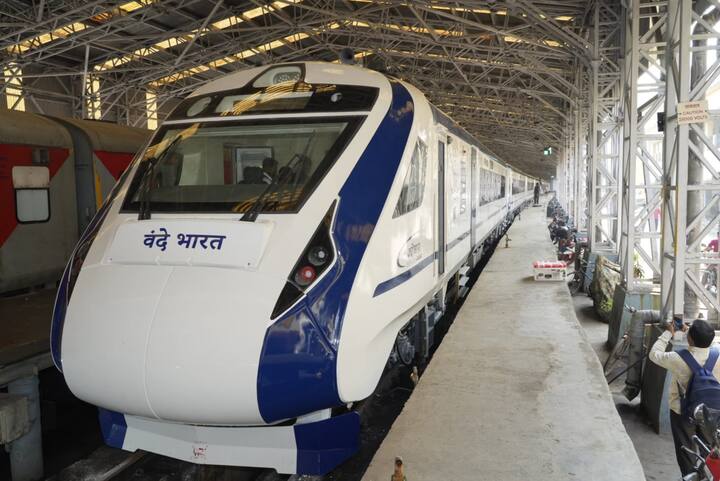 গত ২৬ ডিসেম্বর রাজ্যে পৌঁছয় বন্দে ভারত এক্সপ্রেস। ৩০ ডিসেম্বর এই ট্রেনের উদ্বোধন করবেন প্রধানমন্ত্রী।