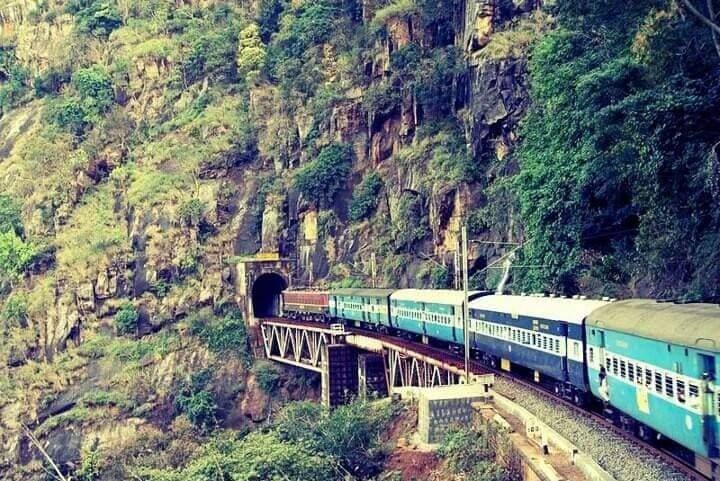 ट्रेन के जरिए पश्चिम बंगाल, उड़ीसा, आंध्र प्रदेश, बिहार से पहुंचने वाले पर्यटक रेलवे मार्ग पर पड़ने वाली अजीबोगरीब 56 टनल देखकर मंत्रमुग्ध हो जाते हैं. विशाखापट्टनम से जगदलपुर के बीच 300 किलोमीटर लंबे रेलमार्ग में अनंतगिरी की सबसे ऊंची पर्वत श्रृंखला पड़ती है.