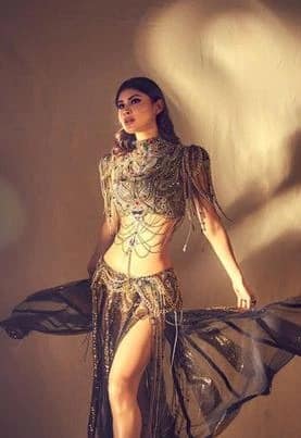 मौनीला फॅशन क्वीन असे देखील म्हटले जाते.