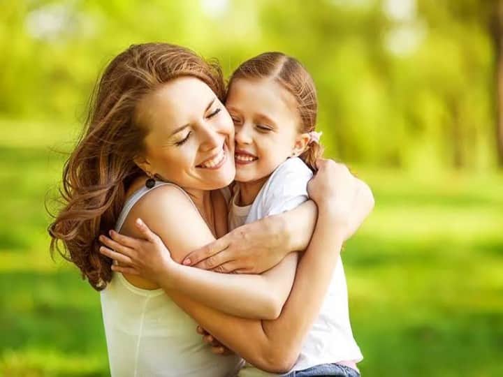 Hugging a child is very beneficial know its health benefits Benefits of Hugging Kids: बच्चे के साथ रिश्ता मजबूत करने से लेकर आपके दिल का ख्याल रखने तक बहुत फायदेमंद है प्यार भरा Hug, जानें इसके बेनिफिट्स