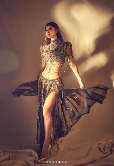 मौनी रॉय बोल्ड आणि सुंदर फोटो सोशल मीडियावर शेअर करत असते.