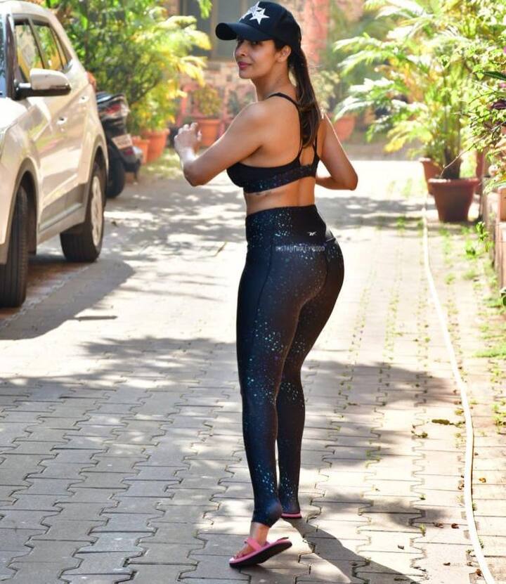 इस दौरान उन्होंने हंसते हुए पैपराजी को पोज भी दिए. मलाइका अब तक कई आइटम सॉन्ग्स, म्यूजिक वीडियो और बॉलीवुड मूवीज में भी नजर आ चुकी हैं.