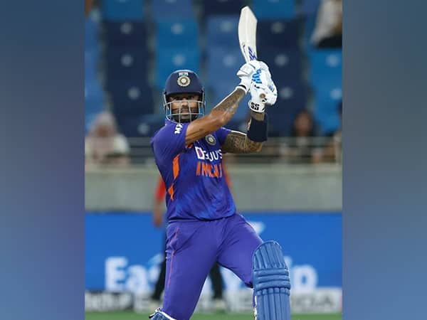 সূর্যকুমার যাদব ৪৩ ম্যাচ খেলে ৪০ গড়়ে ১৪২৪ রান করেছেন চলতি বছরে সব ফর্ম্যাট মিলিয়ে।