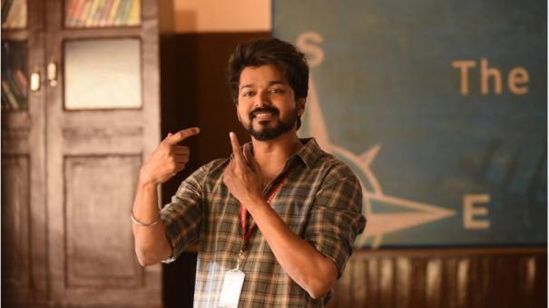 மாஸ்டர் திரைப்படத்தின் போது வருமான வரித்துறையினர் படபிடிப்பு இடையில் விஜய்யை தங்களது காரில் நெய்வேலியிலிருந்து சென்னைக்கு அழைத்து சென்றனர். அதன் பின் நெய்வேலியில் ரசிகர்கள் திரண்ட சம்பவம் வைரலானது.