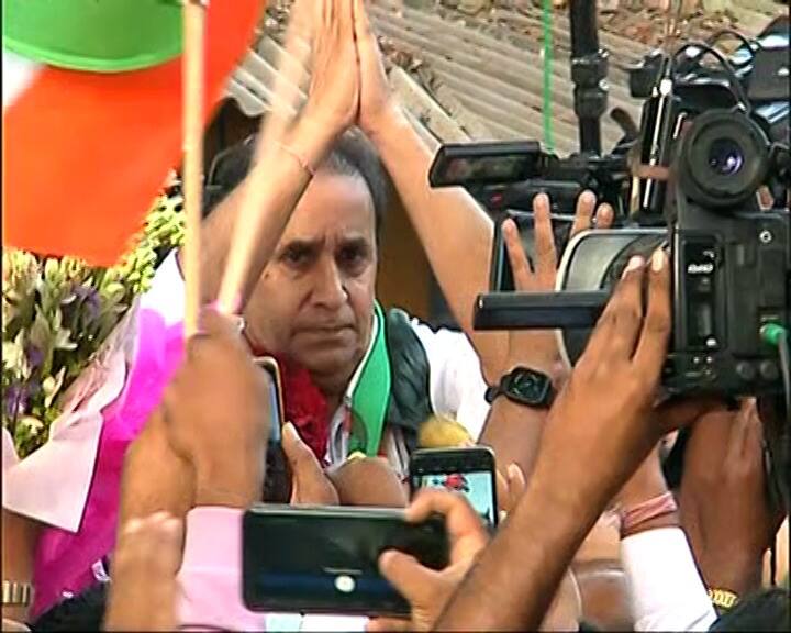 मला खोट्या आरोपांमध्ये फसवण्यात आले आहे. परमवीर सिंह यांनी माझ्यावर शंभर कोटींचा आरोप लावला. पण त्याच परमवीर सिंह यांनी कोर्टात जाऊन प्रतिज्ञापत्र दिलं, त्यामध्ये मी ऐकीव माहितीच्या आधारावर आरोप केला होता, माझ्याकडे कोणताही पुरवा नाही असं प्रतिज्ञापत्रात सांगितलं होतं, अशी प्रतिक्रिया अनिल देशमुख यांनी तुरुंगाबाहेर आल्यानंतर दिली. यावेळी अनिल देशमुख यांनी सचिन वाझे याच्यावरही वक्तव्य केलं. त्याशिवाय न्यायव्यवस्थेवर विश्वास असल्याचं त्यांनी सांगितलं.