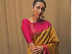 न्यू ईयर पार्टी में अगर आप भी पहनेंगी करिश्मा कपूर जैसी फैशनेबल साड़ियां तो देखते रह जाएंगे लोग