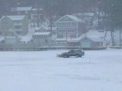 अमेरिका में जमी हुई झील पर टहल रहे थे 3 भारतीय, अचानक बर्फ टूटी और ठंडे पानी में गिरकर मौत