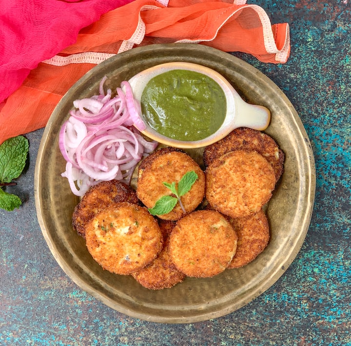 खट्टी दही से आप दही के कबाब या दही के शोले बना सकते हैं, इसके लिए आपको और भी सामग्री की जरूरत पड़ेगी, हालांकि अच्छे स्वाद के लिए खट्टी दही सबसे जरूरी है.