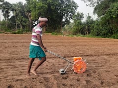 எரிபொருள் இல்லாத நவீன கடலை நடும் இயந்திரத்தை பயன்படுத்தி விவசாயிகள் சாகுபடி பணி