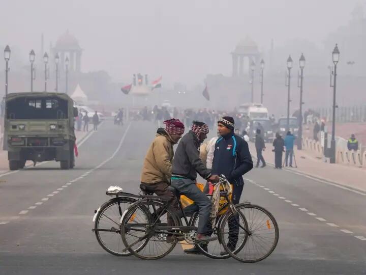 Delhi Cold: दिल्लीत काल (27 डिसेंबर) किमान तापमान 5 अंशांवर पोहोचलं आहे. येत्या आठवडाभरातही थंडीची स्थिती अशीच राहणार असल्याची माहिती हवामान खात्यानं दिली आहे.