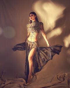 Mouni Roy Photos: నగలనే డ్రెస్ గా మార్చేసుకున్న 'నాగిని' బ్యూటీ