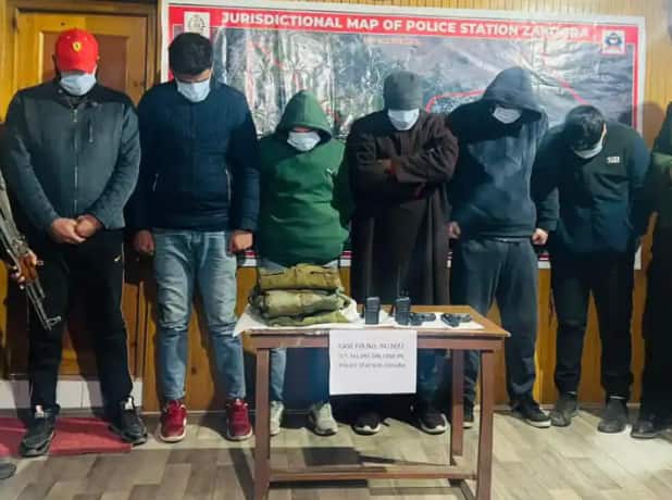 jammu kashmir gang using toy guns to extort money busted in srinagar 6 arrested Jammu Kashmir: ਖਿਡੌਣੇ ਵਾਲੀ ਬੰਦੂਕ ਦਿਖਾ ਕੇ ਲੁੱਟਦਾ, ਸ੍ਰੀਨਗਰ ਪੁਲਿਸ ਨੇ ਗਿਰੋਹ ਦਾ ਕੀਤਾ ਪਰਦਾਫਾਸ਼, 6 ਗ੍ਰਿਫਤਾਰ