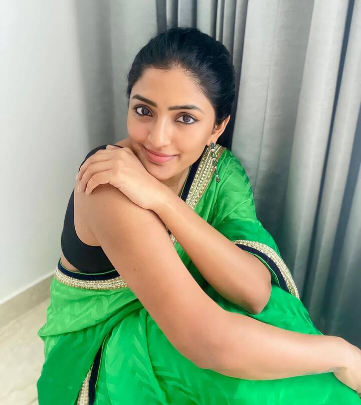 వరంగల్ లో పుట్టిన ఈ తెలంగాణా పిల్ల శేఖర్ కమ్ముల తెరకెక్కించిన 'లైఫ్ ఇజ్ బ్యూటిఫుల్' సినిమాతో ఎంట్రి ఇచ్చింది. Image Credit: Eesha Rebba/Instagram
