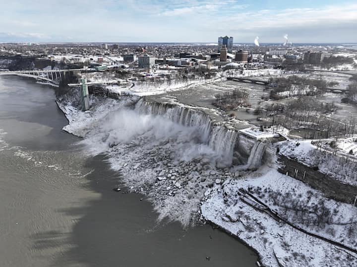 Before 1964, the volume of water on the US side of the Falls could freeze due to ice blocking the flow of water further upstream. Before steel ice booms were installed to prevent large ice accumulations, this occurred five times. ( Image Source: Getty )
