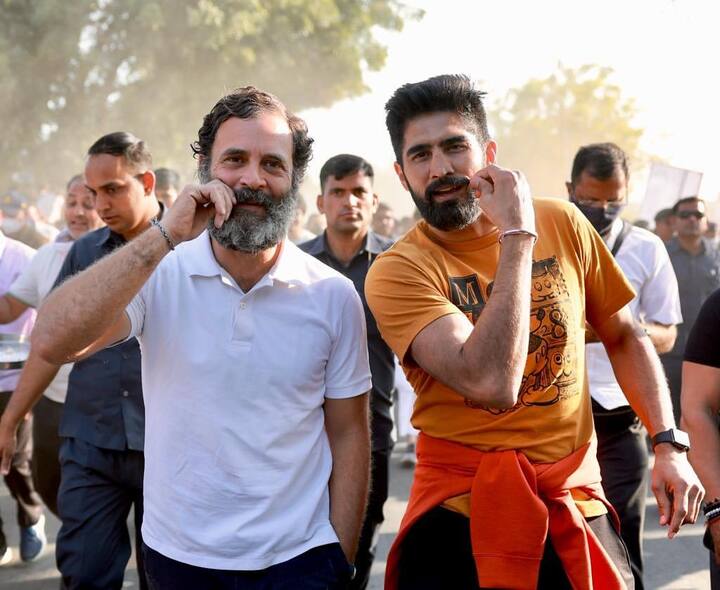 राहुल गांधी ने ये यात्रा सितंबर में शुरू की थी. जो कन्याकुमारी से श्रीनगर तक जाएगी. वहीं इस यात्रा में अभी तक ग्लैमर इंडस्ट्री से जुड़े कई सितारे भी शामिल हो चुके हैं. जिसमें बॉक्सर और एक्टर विजेंद्र सिंह भी नाम भी शामिल है.