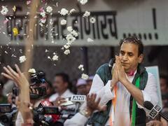 जेल से निकलने के बाद सिद्धिविनायक मंदिर पहुंचे अनिल देशमुख, पत्नी हुई भावुक, देखें तस्वीरें