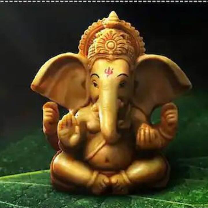 মেষ রাশির জাতক জাতিকাদের প্রতিদিন নিয়ম মেনে ভগবান গণেশের পুজো করা উচিত। এদের মধ্যে আশ্চর্যজনক নেতৃত্ব-ক্ষমতা থাকে। এরা সর্বদা উদ্যোগ নিতে প্রস্তুত। সবচেয়ে বিশেষ গুণ এবং শক্তি হল, যে কোনও কাজ শুরু করার জন্য সর্বদা প্রস্তুত থাকা।