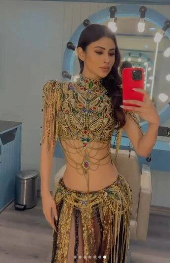 अलीकडेच मौनीने तिचे काही फोटो इन्स्टाग्रामवर शेअर केले आहेत.