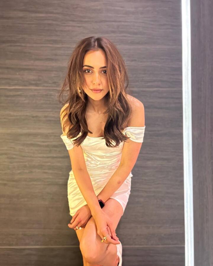 बॉलीवुड एक्ट्रेस रकुल प्रीत सिंह अपने लेटेस्ट फोटोशूट से कहर ढ़ी रही हैं. उन्होनें व्हाइट कलर के आउटफिट में फैंस के सामने स्टाइलिश अंदाज पेश किया हैं.