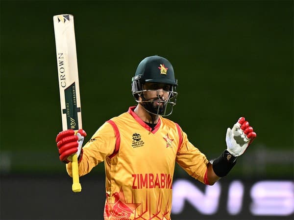 জিম্বাবোয়ের সিকান্দার রাজা রয়েছেন তালিকায়। ৩৮ ম্য়াচ খেলে তিনি ৪০ গড়ে মোট ১৩৮০ রান করেছেন এবছর।