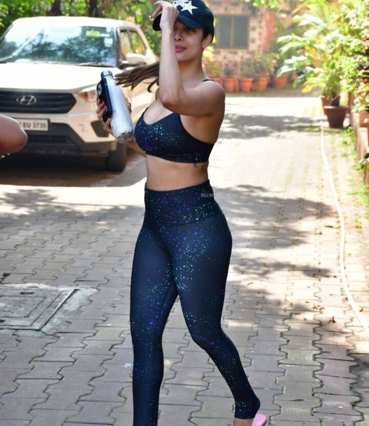 मलाइका अरोड़ा अपनी फिटनेस का काफी ध्यान रखती हैं. हाल ही में एक्ट्रेस के जिम के बाहर स्पॉट हुई. मलाइका ने अपने इस वर्कआउट लुक को ब्लैक कैप, स्लीपर्स के साथ कम्प्लीट किया.