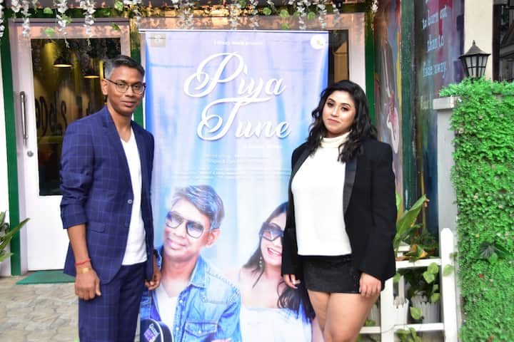 গায়কের কথায়, 'পুরোপুরি প্রেমের গান 'পিয়া তুনে' একটি হিন্দি মিউজিক ভিডিও।'
