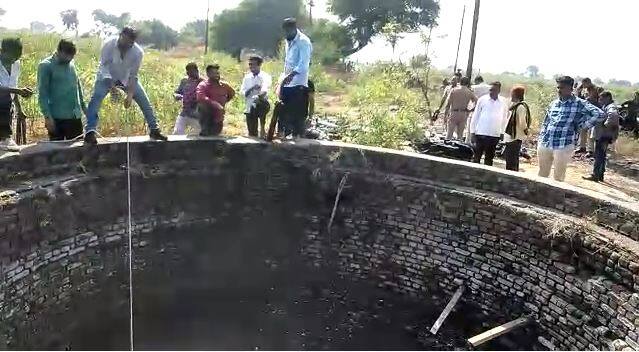 Buldhana Crime Dozens of bikes pulled out of well Two wheeler thieves in Buldhana used to remove spare parts and throw the bikes into the well Buldhana Crime : विहिरीतून निघाल्या डझनभर दुचाकी; बुलढाण्यात दुचाकी चोरांचा नवा फंडा, स्पेअरपार्ट काढून दुचाकी विहिरीत फेकायचे!