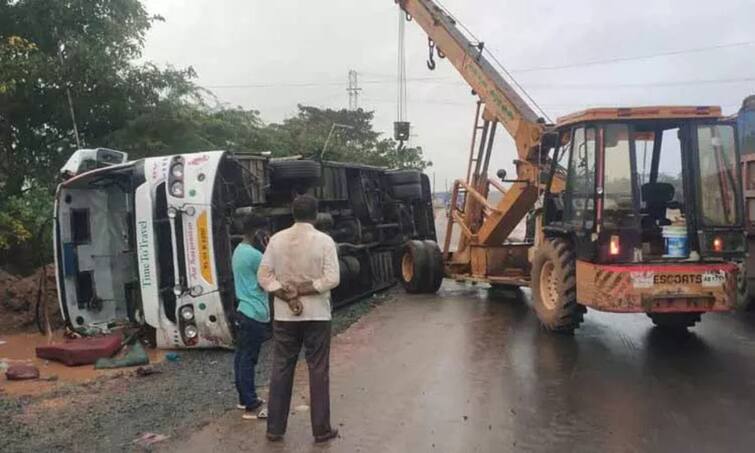 24 injured as Omni bus overturns near Trichy TNN திருச்சி அருகே ஆம்னி பேருந்து கவிழ்ந்து 24 பேர் காயம்