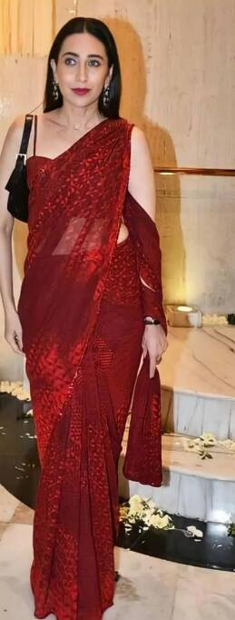 मनीष मल्होत्रा की डिजाइन की गई रेड साड़ी में भी करिश्मा का लुक बहुत ही खूबसूरत है, उन्होंने इसे ब्रा लेट के साथ कैरी किया है. न्यू ईयर पार्टी पर आप अगर साड़ी पहनने का प्लान कर रही हैं, तो इस तरह की साड़ी के साथ आप जा सकती हैं