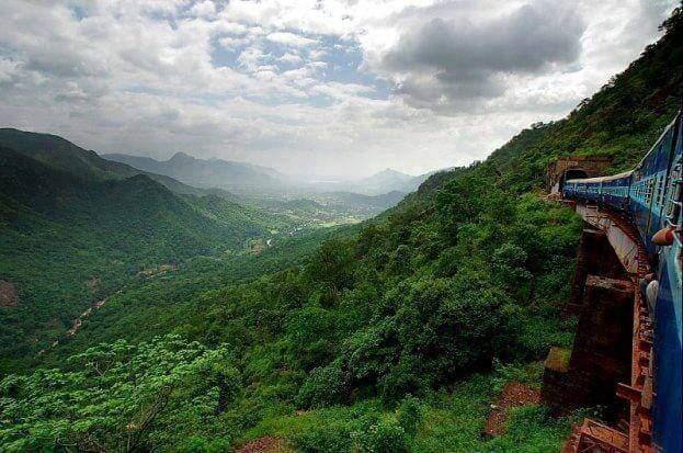 छत्तीसगढ़ का बस्तर प्राकृतिक सौंदर्यता के लिए पूरे देश में जाना जाता है. खूबसूरत वादियां पर्यटकों को आकर्षित करती हैं. यही वजह है कि इस साल बस्तर के पर्यटन स्थलों को देखने बड़ी संख्या में पर्यटक देश दुनिया से पहुंचे हैं.