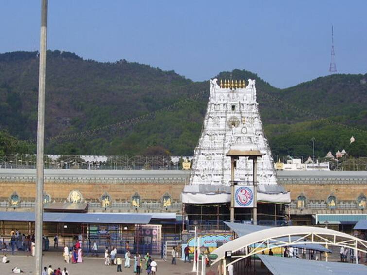 Tirumala tirupati devasthanam  people to wear mask  compulsory Tirupati :  அச்சுறுத்தும் கொரோனா பரவல்.. திருப்பதி கோயிலுக்கு வரும் பக்தர்களுக்கு முகக்கவசம் கட்டாயம் - தேவஸ்தானம்