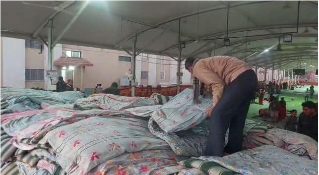 देशभरातून येणाऱ्या साई भक्तांना साई समाधीचे दर्शन मिळावं यासाठी 31 डिसेंबरला रात्रभर मंदिर खुले ठेवण्याचा निर्णय साईबाबा संस्थानने घेतला आहे.