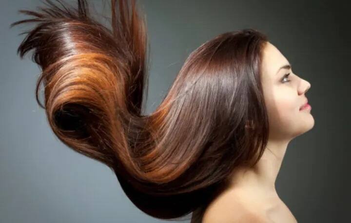 Hair Care Tips : केसगळतीसाठी आम्ही तुम्हाला काही हेअर फ्रेंडली पेय सांगणार आहोत. ज्याच्या वापराने तुमची केसगळती कमी होऊ शकते.