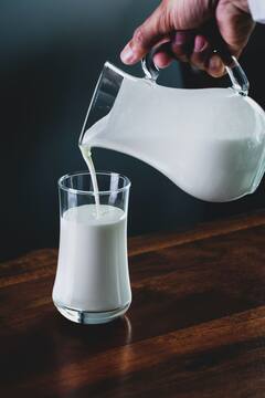 Milk Benefits : या गोष्टी मिसळून दूध प्यायल्याने आरोग्याला होतील जबरदस्त फायदे; जाणुन घ्या!