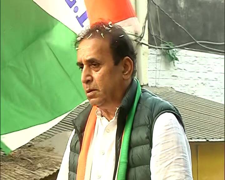 माजी गृहमंत्री आणि राष्ट्रवादीचे नेते अनिल देशमुख यांची उद्या आर्थर रोड कारागृहातून सुटका झाली आहे. 17 दिवसांच्या स्थगितीत जामीनाला सर्वोच्च न्यायालयात आव्हान देण्यात सीबीआयला अपयश आलं. सीबीआयला पुन्हा एकदा मुदतवाढ देण्यास मुंबई उच्च न्यायालयानं नकार दिला. त्यामुळे अनिल देशमुख यांची सुटका झाली. न्यायालयावर विश्वास असल्याची प्रतिक्रिया अनिल देशमुख यांच्या कुटुंबियांनी दिली. अनिल देशमुख कारागृहाबाहेर आल्यानंतर कार्यकर्त्यांनी अनिल भाऊ आगे बडो, हम तुम्हारे साथ है... अशा घोषणा दिल्या.